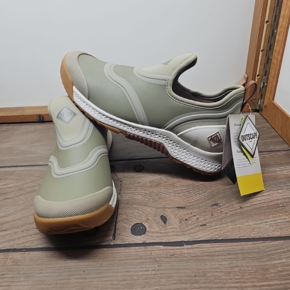 Muck womans slip on ankle boots size 11